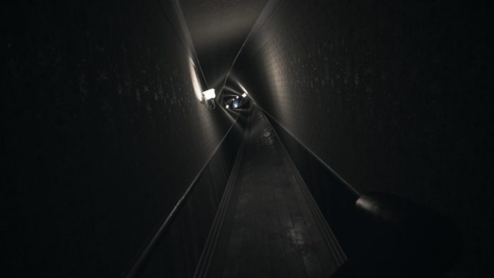 Une capture d'écran de Visage montrant un couloir qui se tord et s'enroule progressivement à mesure qu'il disparaît au loin.