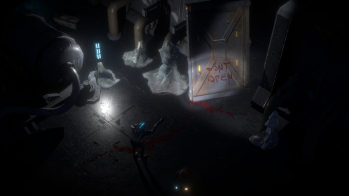 Capture d'écran Cryospace. Un personnage de joueur se tient dans une pièce sombre. Une porte en métal froissé avec `` ne pas ouvrir '' griffonné en rouge a été arrachée de ses gonds.