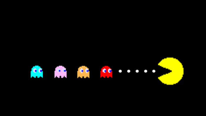 Pac-Man mange des points et se dirige vers les fantômes.