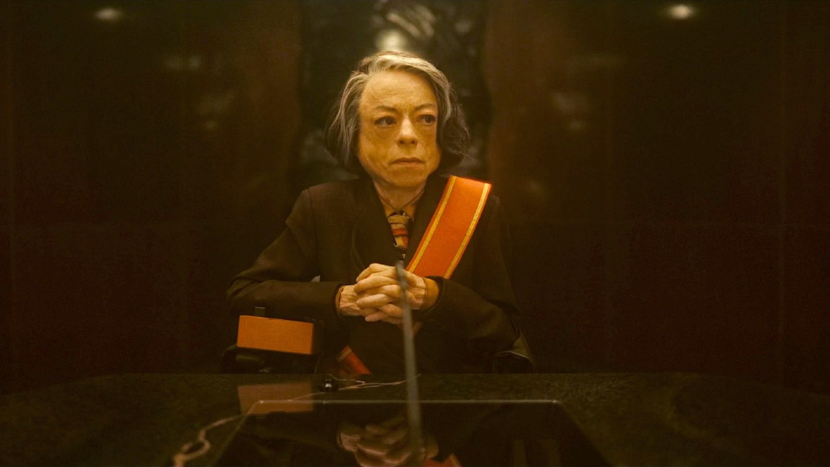 Liz Carr dans le rôle du juge Gamble dans la saison 2 de Loki dans le cadre d'un article expliquant qui la joue dans la série Marvel.