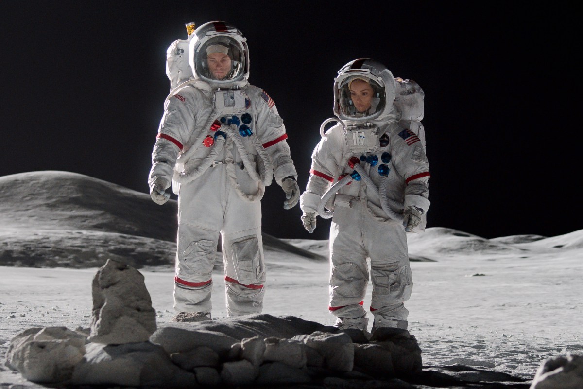 Ed et Ellen visitent une tombe sur la Lune dans For All Mankind