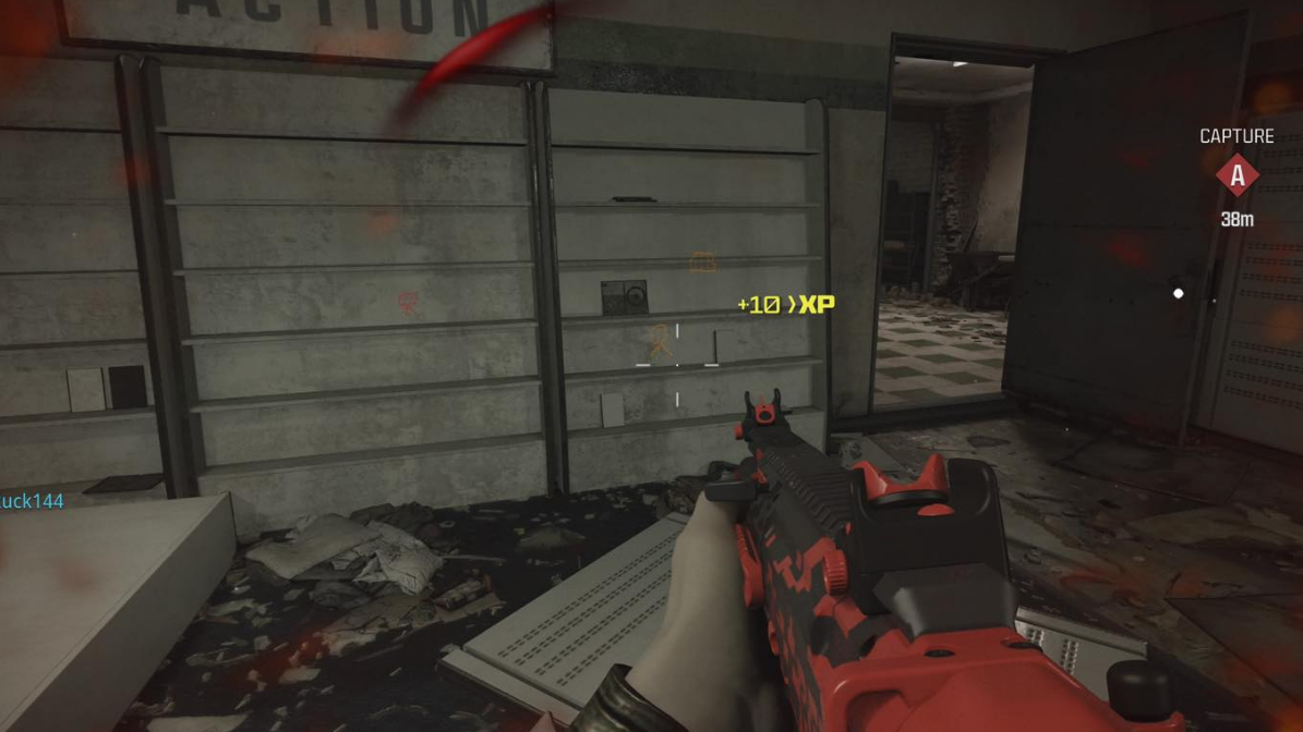 Une image de Call of Duty : Modern Warfare 3 (CoD : MW3) montrant le personnage du joueur debout et regardant des étagères vides.  Un +10XP est apparu sur l'écran.  L'image fait partie d'un article sur la façon de détruire l'équipement ennemi pour obtenir le camouflage RGL-80 dans MW3.