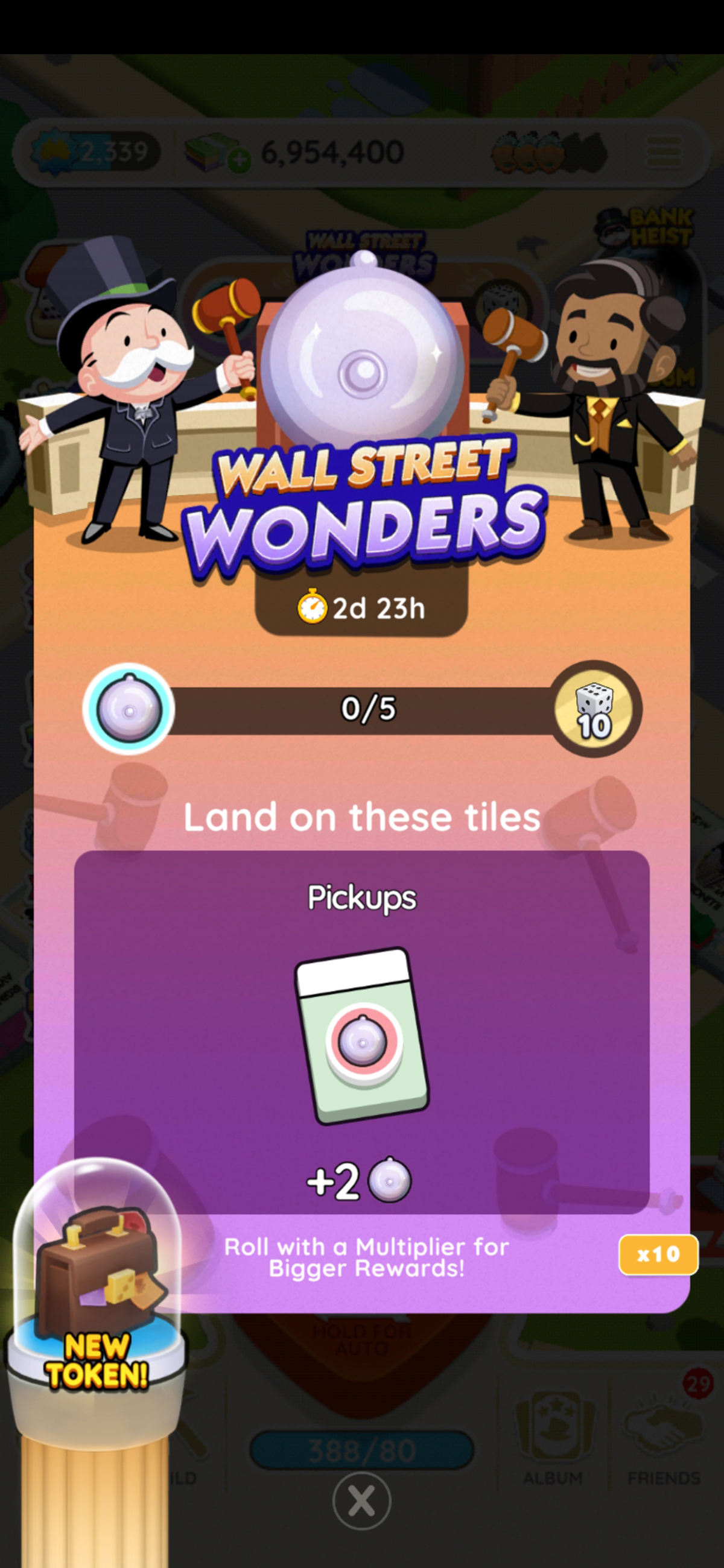 Une image des règles de l'événement Wall Street Wonders dans Monopoly GO.  L'image montre Rich Uncle Pennybags sur le côté gauche d'une cloche avec un autre homme sur le côté droit sur le point de la sonner.  Tous deux tiennent des marteaux.