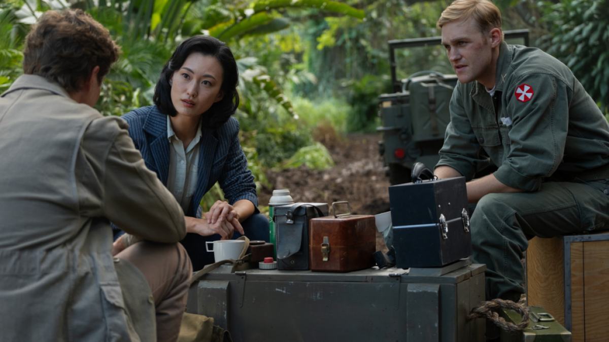 Lee Shaw écoute Bill Randa et Keiko Miura.  Cette image fait partie d'un article sur tous les lieux de tournage de Monarch : Legacy of Monsters.