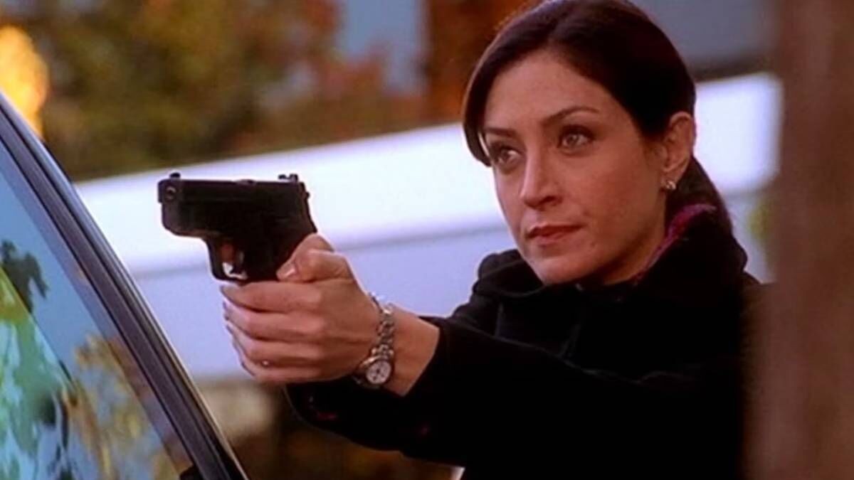 Kate tenant une arme dans le NCIS.  Cette image fait partie d'un article expliquant pourquoi l'acteur de Kate, Sasha Alexander, a quitté le NCIS.