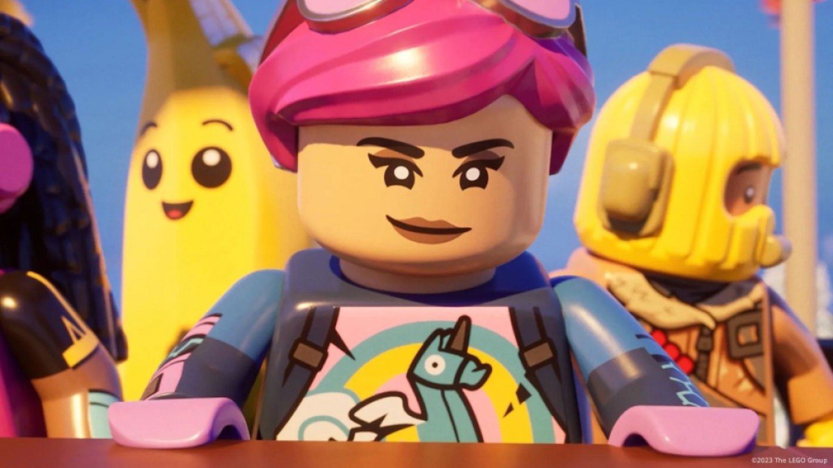 Image d'une femme LEGO aux cheveux roses et aux lunettes de soleil souriant dans LEGO Fortnite.