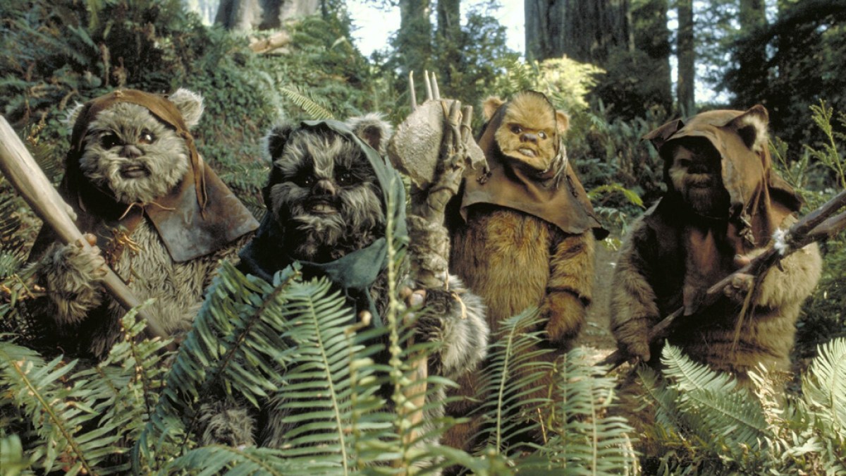 Ewoks dans Star Wars : Le Retour du Jedi.  Cette image fait partie d'un article sur l'allégorie de la guerre du Vietnam de Star Wars, expliquée