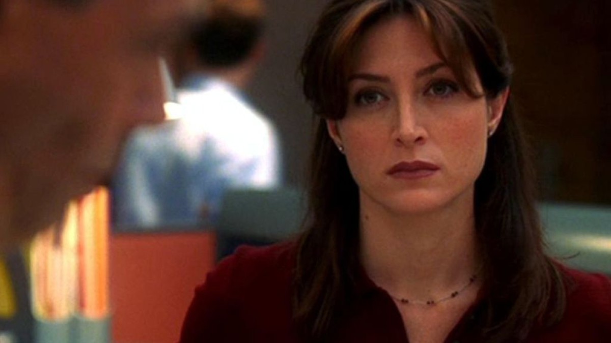 Kate a l'air en colère dans NCIS.  Cette image fait partie d'un article expliquant pourquoi l'acteur de Kate, Sasha Alexander, a quitté le NCIS.