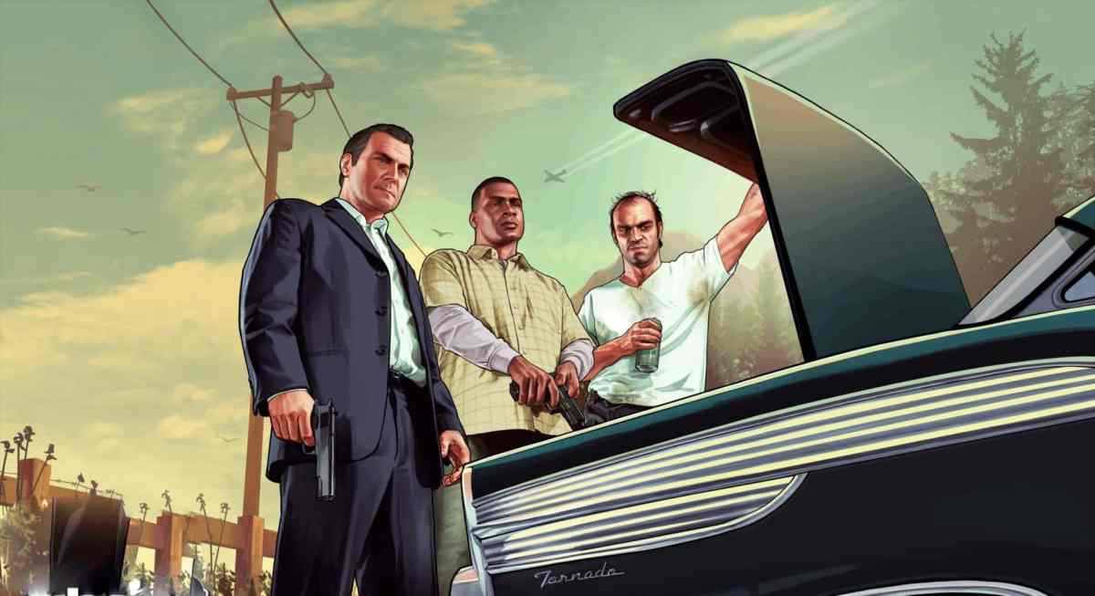 Trois hommes en cellophane regardant dans le coffre d'une voiture.  Cette image fait partie d'un article sur tous les acteurs vocaux de GTA 5 et la liste des acteurs.