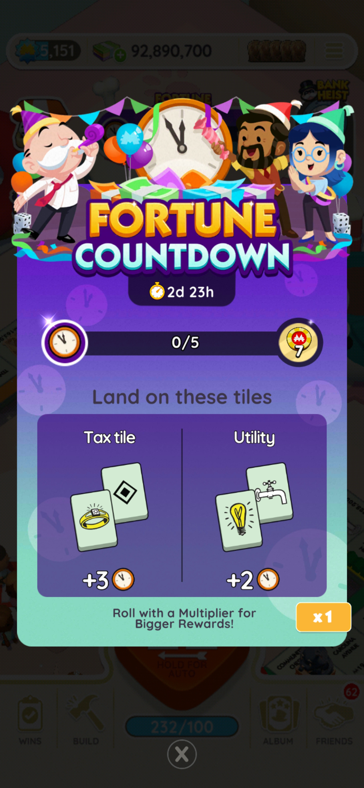 Une image en taille réelle pour l'événement Fortune Countdown dans Monopoly GO montrant M. Monopoly faisant la fête avec des amis autour d'une horloge géante avec des banderoles.  L'image fait partie d'une liste de toutes les récompenses et étapes de l'événement Fortune Countdown dans Monopoly GO.