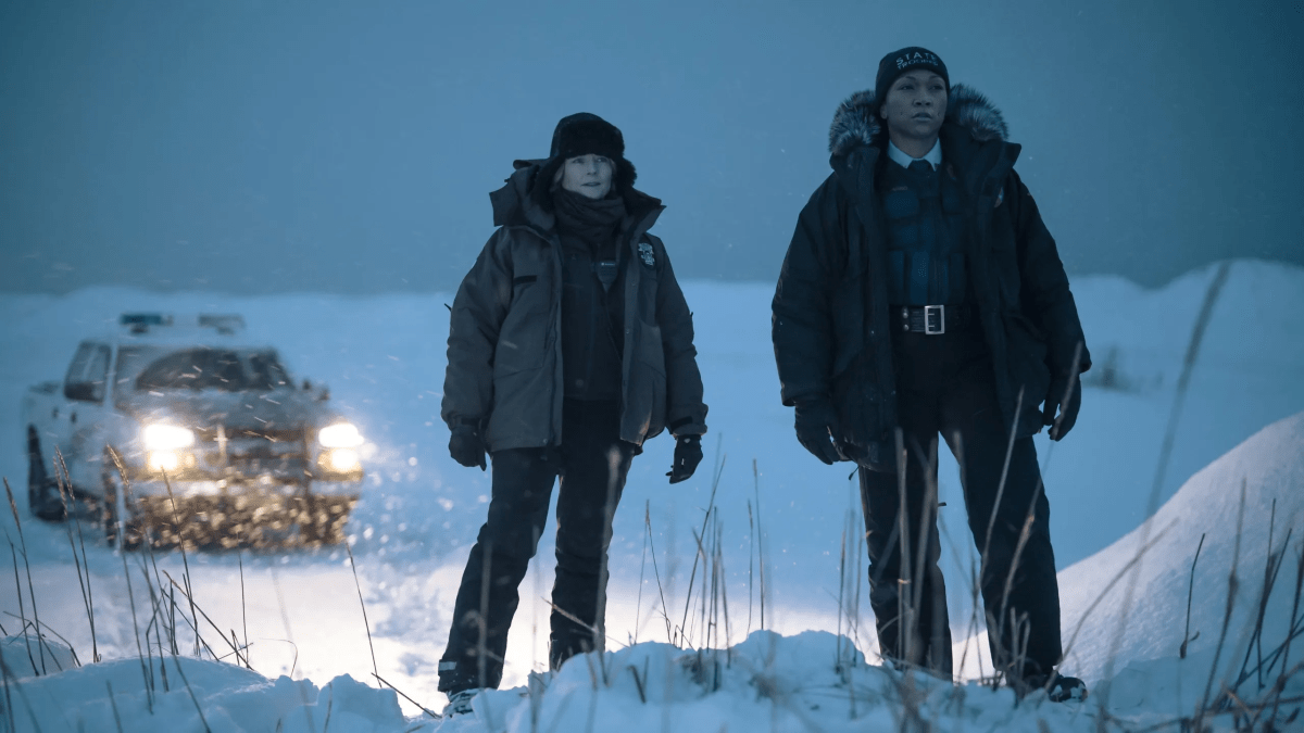 Deux personnages dans la neige dans la saison 4 de True Detective. Cette image fait partie d'un article sur les quatre saisons de True Detective, classées de la pire à la meilleure. 