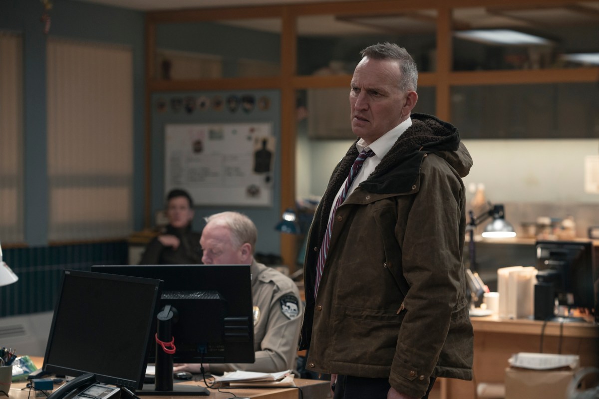 Christopher Eccleston dans True Detective.  Cette image fait partie d'un article sur les principaux acteurs et la liste des acteurs de True Detective Saison 4.