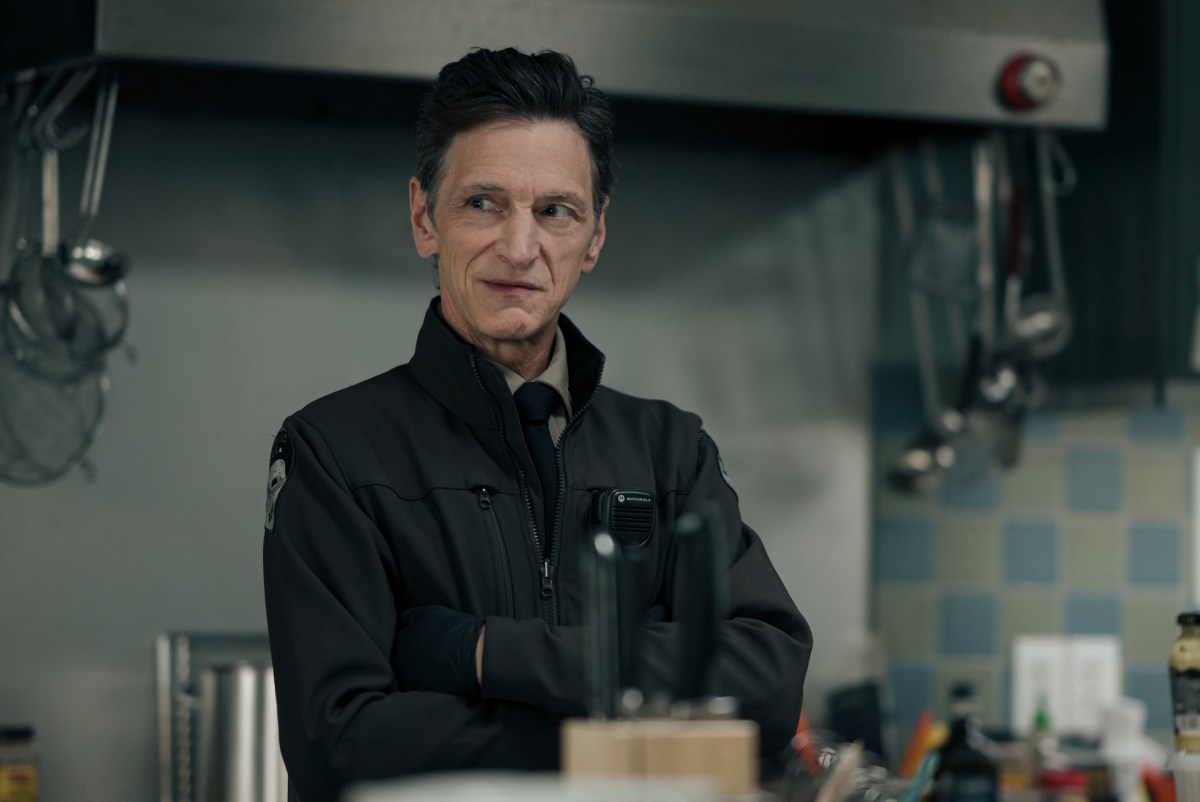 John Hawkes dans True Detective.  Cette image fait partie d'un article sur les principaux acteurs et la liste des acteurs de True Detective Saison 4.