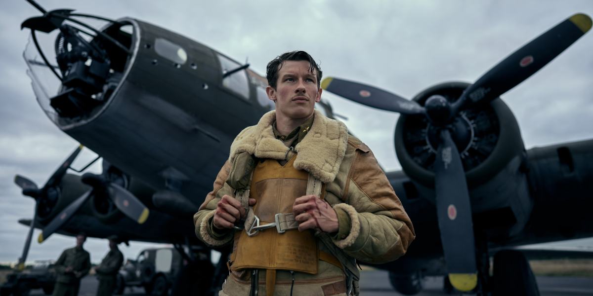 Callum Turner dans le rôle de John Egan.  Cette image fait partie d'un article sur tous les acteurs majeurs et la liste des acteurs de Masters of the Air.