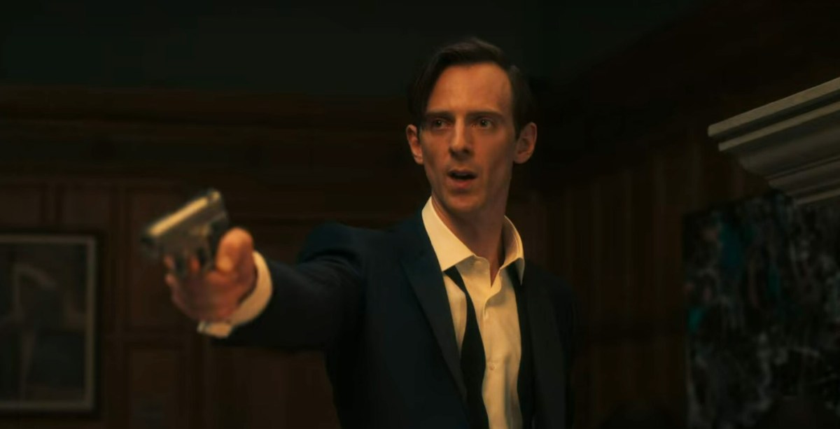 Un homme en smoking pointe une arme sur quelqu'un.  Cette image fait partie d'un article sur la fin de Fool Me Once de Netflix, expliquée. 