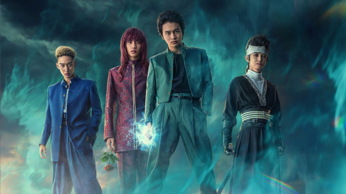 Cinq personnes debout les unes à côté des autres dans un nuage de fouet bleu.  Cette image fait partie d'un article sur les doubleurs anglais et la liste des acteurs de Yu Yu Hakusho de Netflix. 