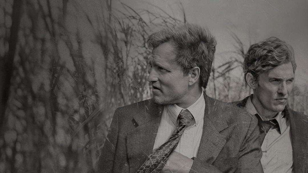 Marty et Rust se tiennent dans les herbes hautes.  Cette image fait partie d'un article sur les quatre saisons de True Detective, classées de la pire à la meilleure. 