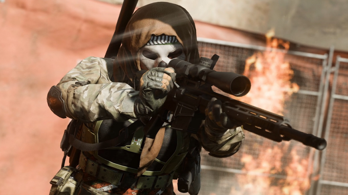 Image d'un tireur d'élite avec un fusil dans Call of Duty : MW3 avec un stockage de jeu massif.  Cette image fait partie d'un article sur la façon de corriger le bug de réinitialisation au niveau 1 dans MW3 et Warzone.
