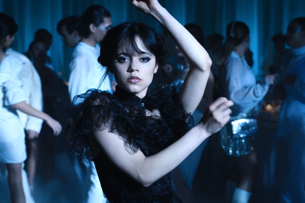 Beetlejuice 2 Jenna Ortega Tim Burton Michael Keaton Netflix mercredi et la superhérification de tout - structure de l'intrigue des super-héros et super pouvoirs psychiques pour les non-super-héros saison 2. Cette image fait partie d'un article expliquant pourquoi les gens pensaient que le mercredi de Netflix arrivait à Fortnite.