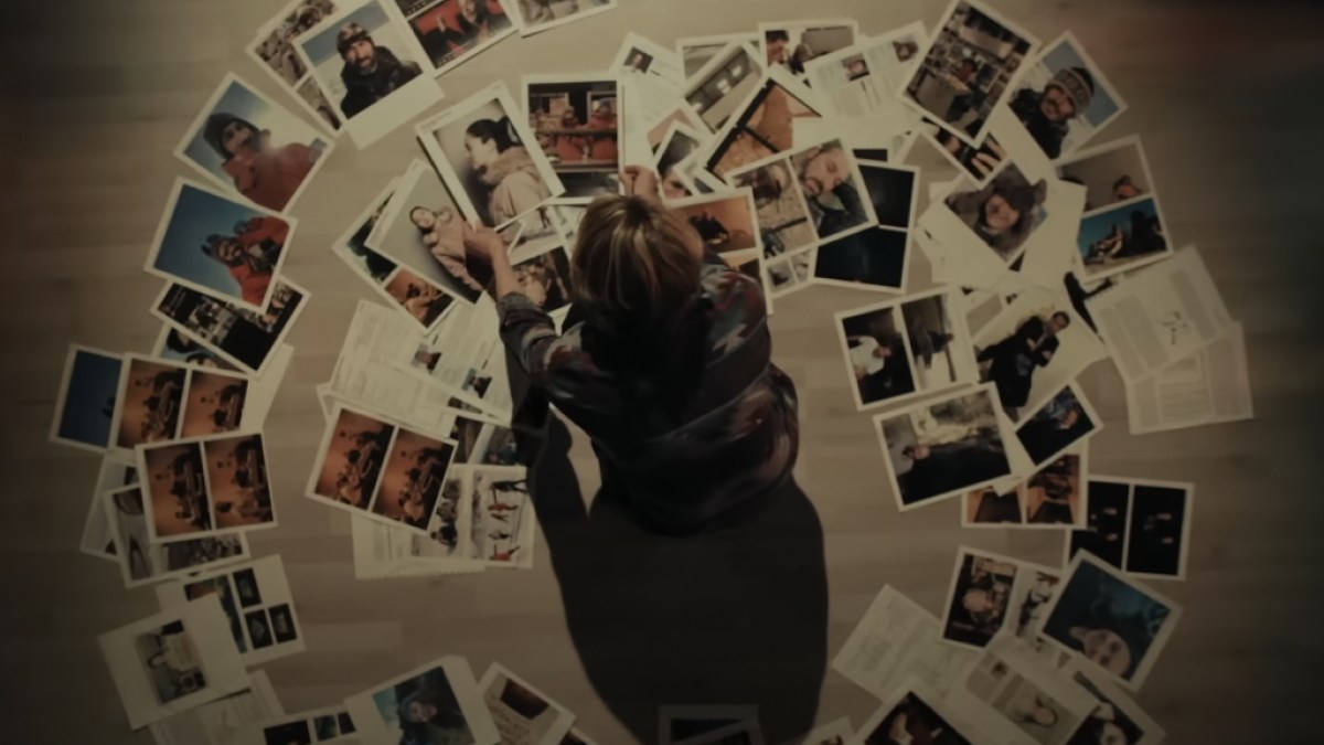 Liz Danvers avec une spirale de photos dans True Detective : Night Country